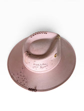 Carica l'immagine nel visualizzatore di Gallery, Chapeau Bohème Vieux Rose – Pièce unique ICONIC