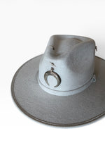 Carica l'immagine nel visualizzatore di Gallery, Chapeau Bohème Gris Ethnique – Pièce unique ICONIC