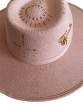 Charger l'image dans la galerie, Chapeau Bijou Broche FEDORA Vieux rose