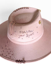 Carica l'immagine nel visualizzatore di Gallery, Chapeau Bohème Vieux Rose – Pièce unique ICONIC
