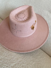 Charger l'image dans la galerie, Chapeau Bijou Broche FEDORA Vieux rose