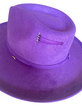 Charger l'image dans la galerie, Chapeau Bijou chaine dorée & Pierre de cristal FEDORA Violet foncé
