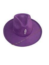 Charger l'image dans la galerie, Chapeau Bijou chaine dorée & Pierre de cristal FEDORA Violet foncé