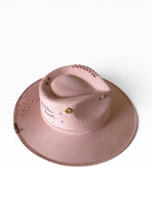 Carica l'immagine nel visualizzatore di Gallery, Chapeau Bohème Vieux Rose – Pièce unique ICONIC
