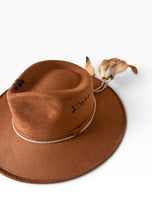 Carica l'immagine nel visualizzatore di Gallery, Chapeau Bohème Marron Nomad – Pièce unique ICONIC
