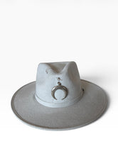 Carica l'immagine nel visualizzatore di Gallery, Chapeau Bohème Gris Ethnique – Pièce unique ICONIC
