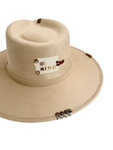 Charger l'image dans la galerie, Chapeau FEDORA Beige ICONIC
