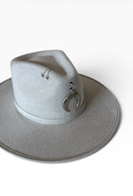 Carica l'immagine nel visualizzatore di Gallery, Chapeau Bohème Gris Ethnique – Pièce unique ICONIC
