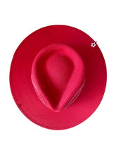 Charger l'image dans la galerie, Chapeau FEDORA Rouge Glamour avec Bijoux Argentés
