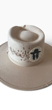 Carica l'immagine nel visualizzatore di Gallery, Chapeau Bohème Beige Alegria – Pièce unique BASIC
