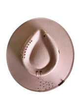 Carica l'immagine nel visualizzatore di Gallery, Chapeau Bohème Vieux Rose – Pièce unique ICONIC
