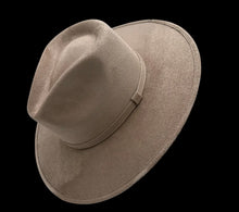 Charger l&#39;image dans la galerie, Chapeau FEDORA Taupe avec personnalisation
