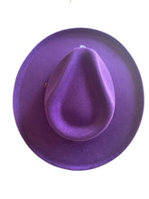 Charger l'image dans la galerie, Chapeau Bijou chaine dorée &amp; Pierre de cristal FEDORA Violet foncé
