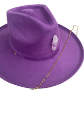 Charger l'image dans la galerie, Chapeau Bijou chaine dorée &amp; Pierre de cristal FEDORA Violet foncé
